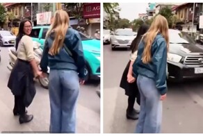 Девушки переходят оживленную дорогу во Вьетнаме