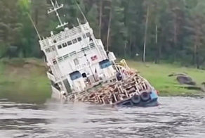 В реку Енисей вылилось 30 тонн дизтоплива из-за аварии с теплоходом