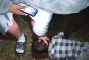 "Извинись за то, что ты цыган": группа подростков в Ставропольском крае заставила мальчика-попрошайку целовать им ноги и каяться