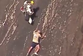 50-летний австралиец застрял на два часа на крутом склоне горы Бирва без страховки