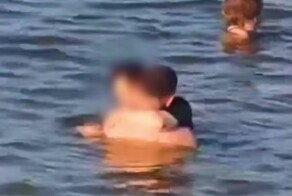 Парочка занялась сексом в воде рядом с купающимися людьми