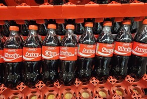 В Эстонии разгорелся скандал из-за бутылок Coca-Cola с русскими именами