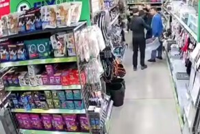 Дерзкое нападение на мужчину в магазине попало на видео