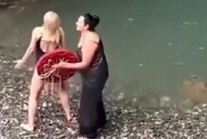 В Сочи две женщины  устроили дикие танцы с бубном