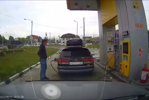 Подсветил зажигалкой бензобак