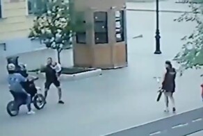 Мужчина с ребёнком на руках попытался остановить питбайк