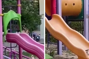 Когда в парке никого нет, маленький котёнок тайком катается с горки