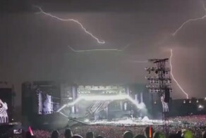 Концерт с разноцветными разрядами молний
