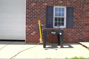 Устройство, собирающее последние капли соуса со стенок банки