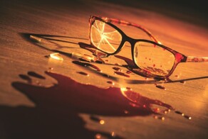 Парень по неизвестной причине ударил девушку головой о бетонный пол