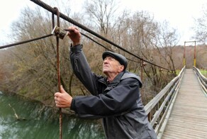 В Казани пенсионер восстановил мост через реку   своими руками