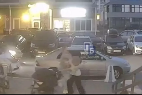 Конфликт жены и любовницы: в Барнауле  драка женщин закончилась выпавшим из коляски младенцем