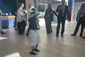 Робот Володя исполнил зажигательную лезгинку на экономическом форуме