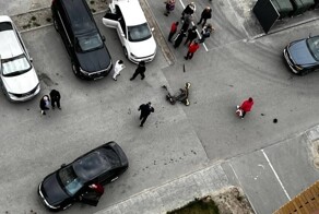 На видео попала «куча мала» из самокатчиков, которые врезались в один автомобиль