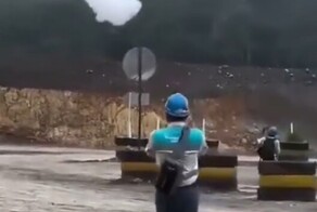 В Индонезии рабочие попытались поймать облако