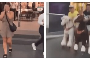 Мужчины скрасили себе минуты ожидания жён в торговом центре