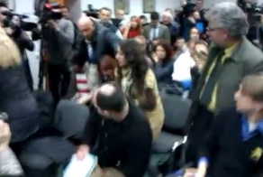 Журналистка закидала Жириновского квашеной капустой (3 фото + видео)