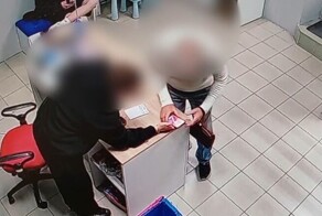 Сотрудник ПВЗ из Ейска купил себе телефон за счет пенсионера