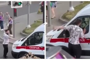 В центре Москвы нетрезвый мужчина напал на работников скорой помощи и повредил их машину