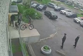Момент нападения на мужчину возле подъезда попал на видео