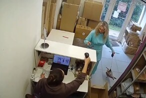 Женщина пришла в пункт выдачи с чайкой