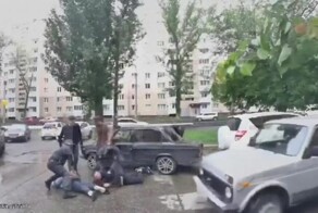 "Лежать! Мордой в землю!": в Саратове произошло эпичное задержание мигрантов