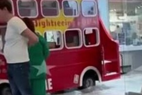 В Подмосковье дети угнали детский автобус и снесли витрину ТЦ