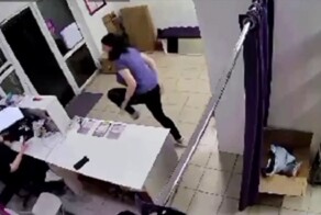 Жестокие кадры битвы сотрудницы ПВЗ с надоедливым комаром