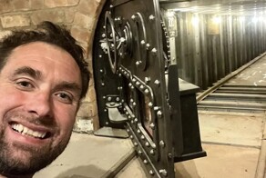 Британец построил бункер с лифтом для пива