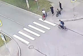 Столкновение двух велосипедистов на пешеходном переходе