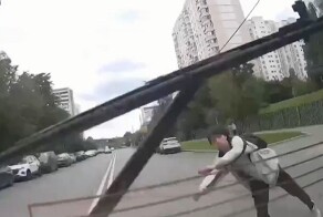 Подкараулил и бросился под автобус