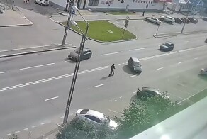 Встреча электросамокатчика с поворачивающим автомобилем