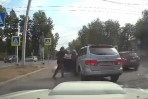 Влез в нарушение ПДД и устроил мордобой