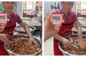 Женщина быстро и легко чистит варёные яйца