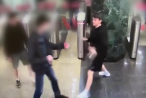 Парень ударил пассажира, помешавшего ему пройти в метро бесплатно