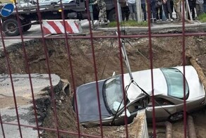 Синяя компания улетела в котлован