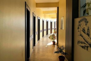 Мужчина обманул администратора отеля, чтобы проникнуть в номер к двум незнакомкам