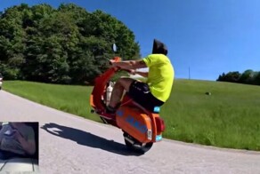 Трюкач проехал несколько километров на скутере без переднего колеса