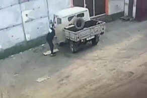 Мужчина попытался потушить загоревшийся автомобиль бензином