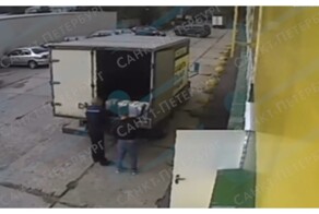 Дверь грузовика прилетела в&nbsp;лицо грузчику