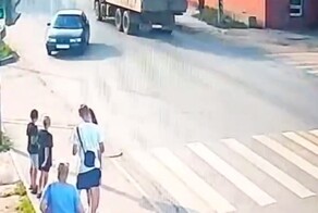Пьяный водитель сбил подростков на тротуаре в Энгельсе