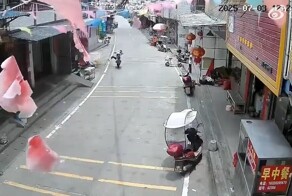 Крепкий китайский подросток покатался на заднем колесе