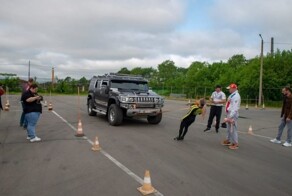 Спортсменка с Сахалина при помощи каната переместила зубами трехтонный автомобиль
