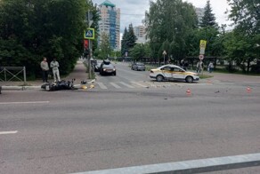Автомобиль такси проехал на красный и поймал мотоциклиста