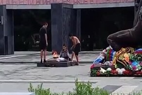 Алтайские школьники посушили одежду над Вечным Огнём — и попали под проверку полиции