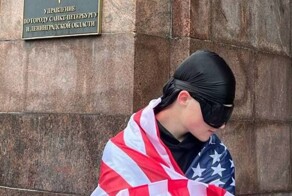 Воспитательный момент: подростков, устроивших фотосессию с американским флагом у здания ФСБ заставили спеть гимн РФ