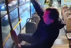 Мужчина эффектно вышел из трамвая через окно