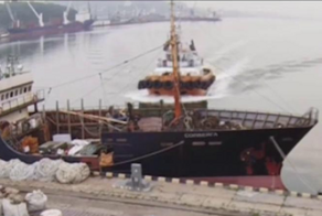 Буксир протаранил пришвартованное судно