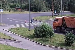 Кто же так ребёнка через дорогу переводит?