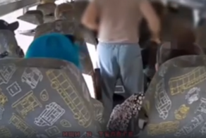 Пассажир запинал водителя автобуса за просьбу убрать собаку с сиденья